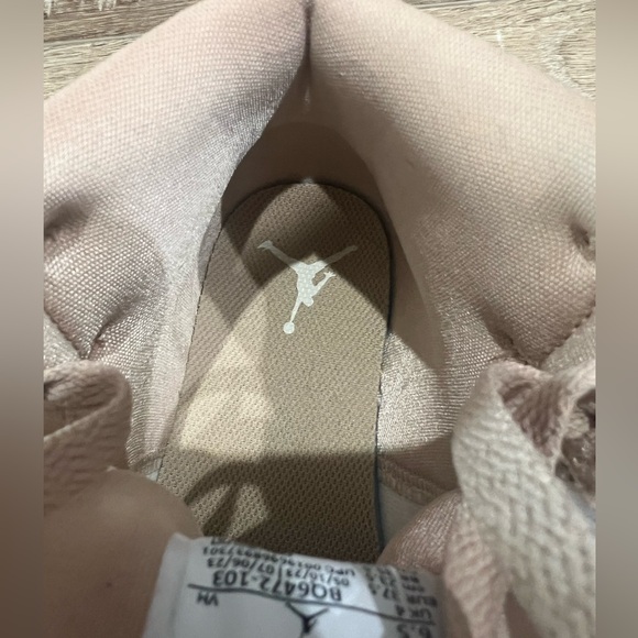 Women’s Air Jordan Mid size 6.5 - Picture 9 of 9